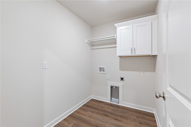 Building Photo - 17 Hollow Way Dr