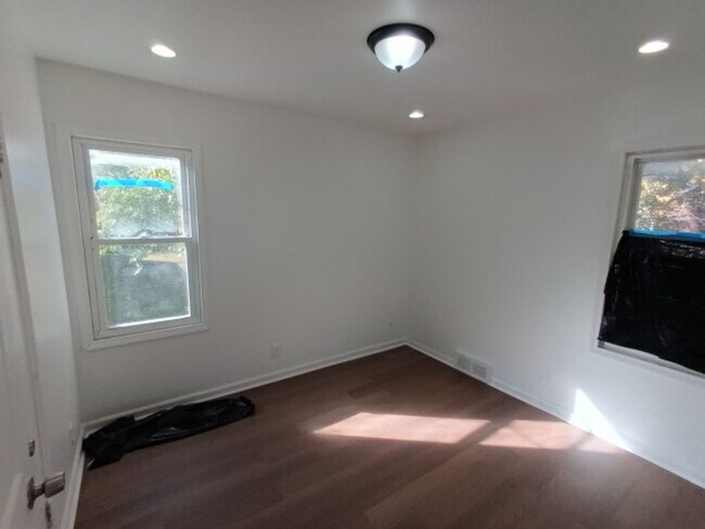 Building Photo - 3 bedroom, 1 bathroom Now Available!