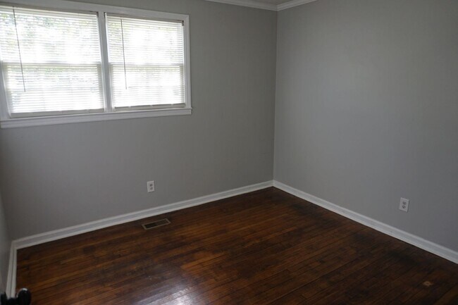 Building Photo - Pet Friendly 3 Bedroom 1 Full Bath located in Northwoods Park!