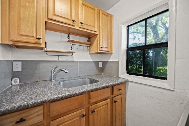 Building Photo - Spacious 1 Bed / 1 Bath Apartment Near Downtown Miami