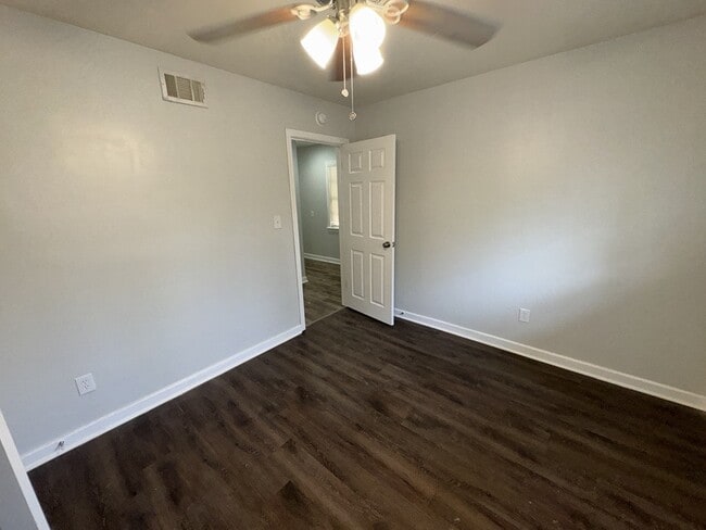 Building Photo - 304 Colonial Cir