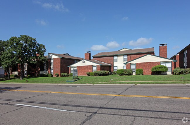 Primary Photo - Oakway Manor Apartments