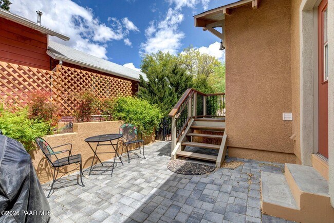 Building Photo - 502 Western Ave