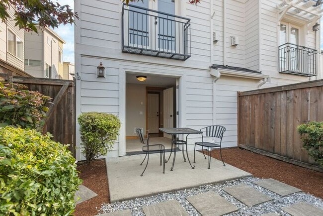 Building Photo - BEAUTIFUL Urban Townhome in Coveted West S...