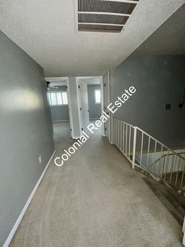 Building Photo - Spacious and unique 3 bedroom 2 and a half bath house on the golf course!