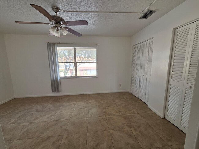 Building Photo - 6512 SW 41st Pl