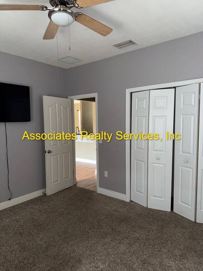 Building Photo - Willow Oak SW 3/2, a must see