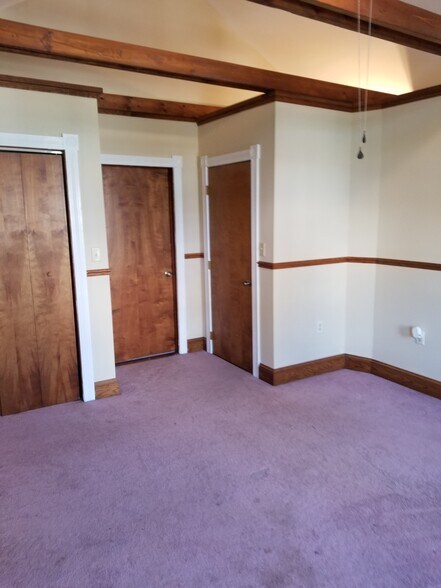 Building Photo - 529 Brook St