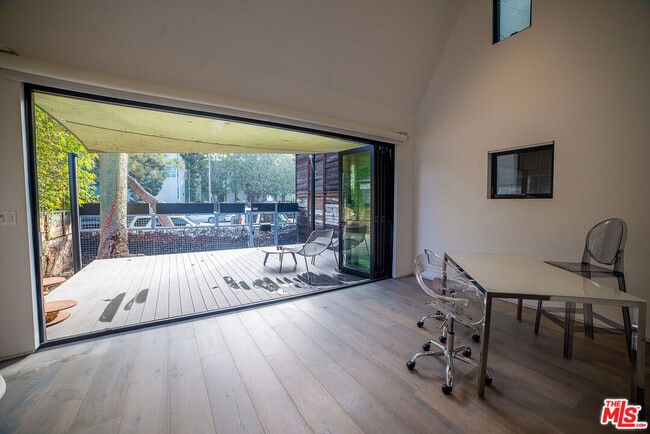 Building Photo - 205 Venice Way