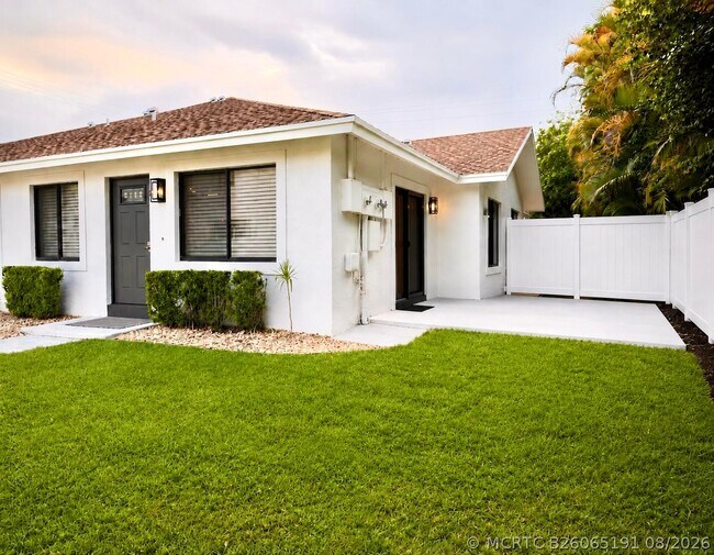 Building Photo - 825 Dogwood Dr