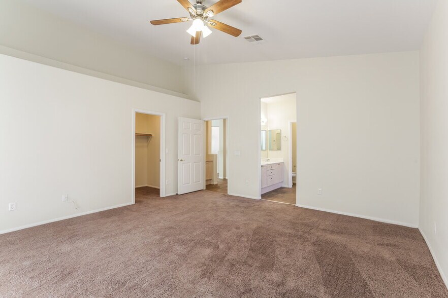 Building Photo - 45 Pangloss St