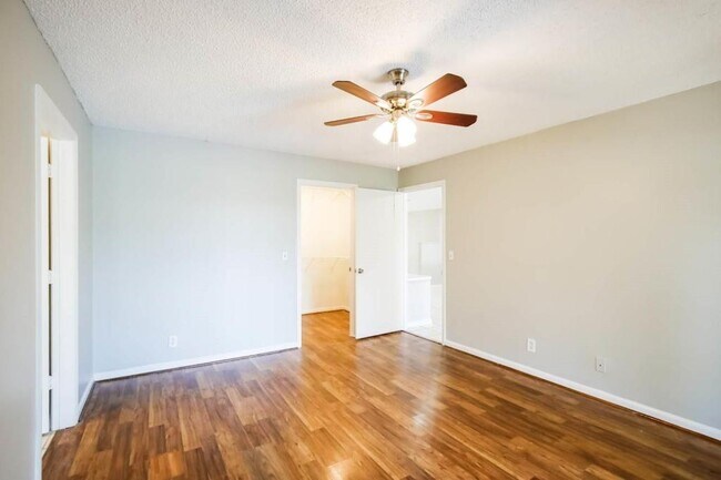 Building Photo - 2542 Country Golf Dr