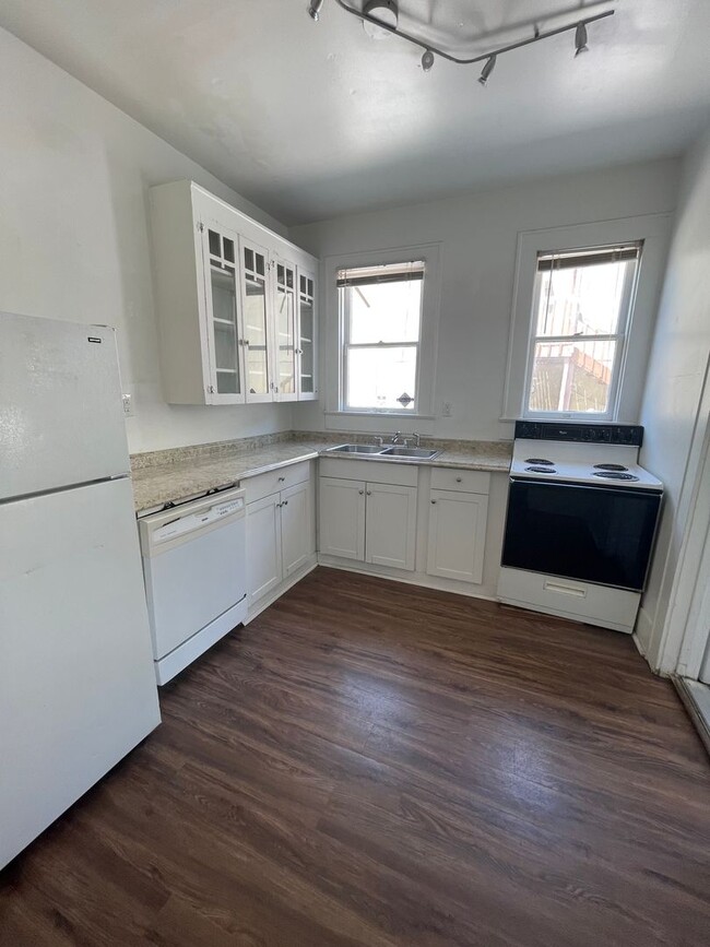 Building Photo - 3bed/1bath Duplex on West Campus - Walk to...