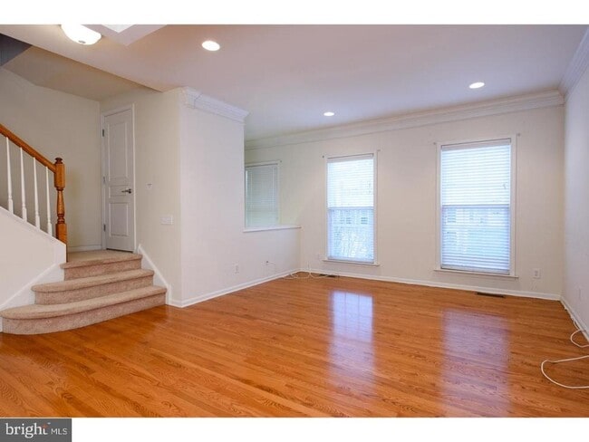 Building Photo - 256 Hudson Dr