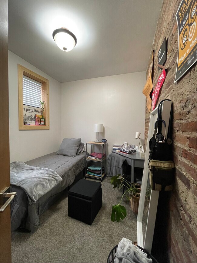 Building Photo - 1318 Sarah St