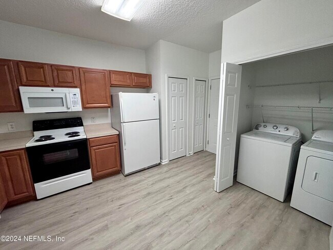 Building Photo - 369 Scrub Jay Dr