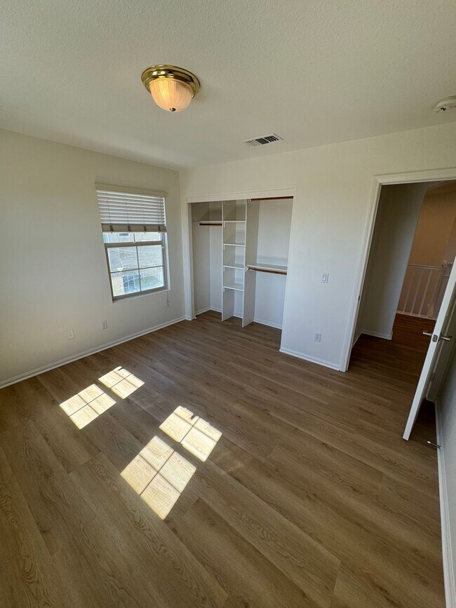 Building Photo - 4 Bedroom + Utility Room / 3.5 Bath Home F...