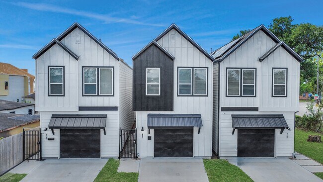 Building Photo - 5402 Margarita St