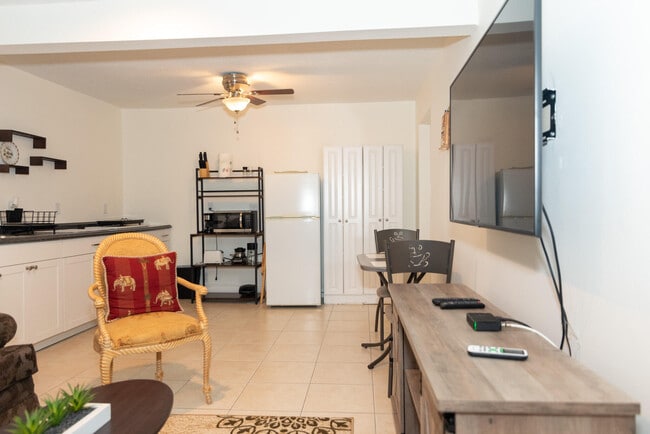 Building Photo - 820 Lantern Tree Ln