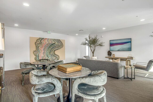 Building Photo - Stunning one bedroom unit in The Wedgewood section of town.