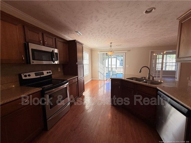 Building Photo - 402 Colonist Pl