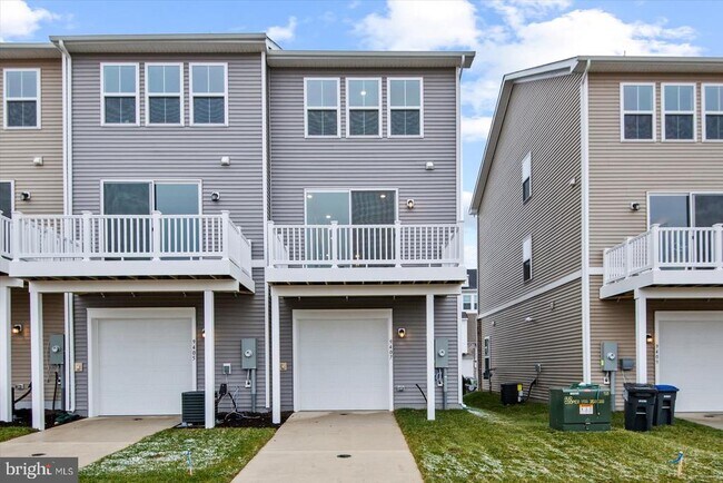 Building Photo - 9407 Pacific Elm St