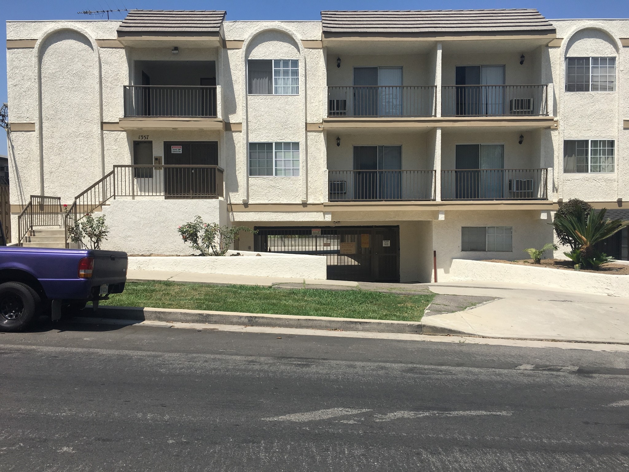Front - 1357 Armadale Ave