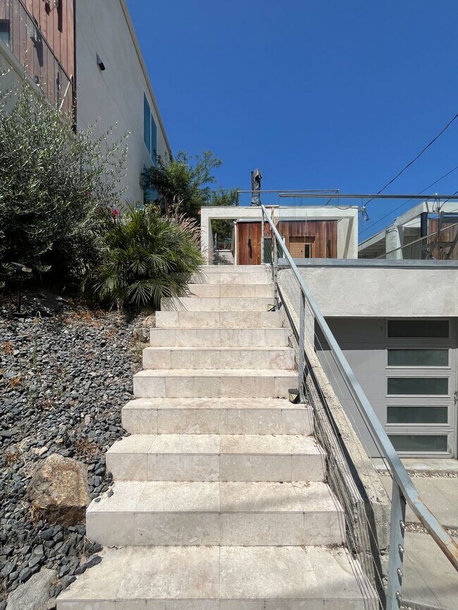Building Photo - 4459 W Rose Hill Dr