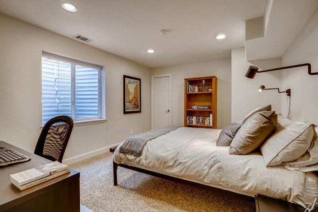 Building Photo - 1020 Ulster St