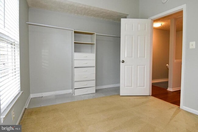 Building Photo - 1545 Woodcrest Dr
