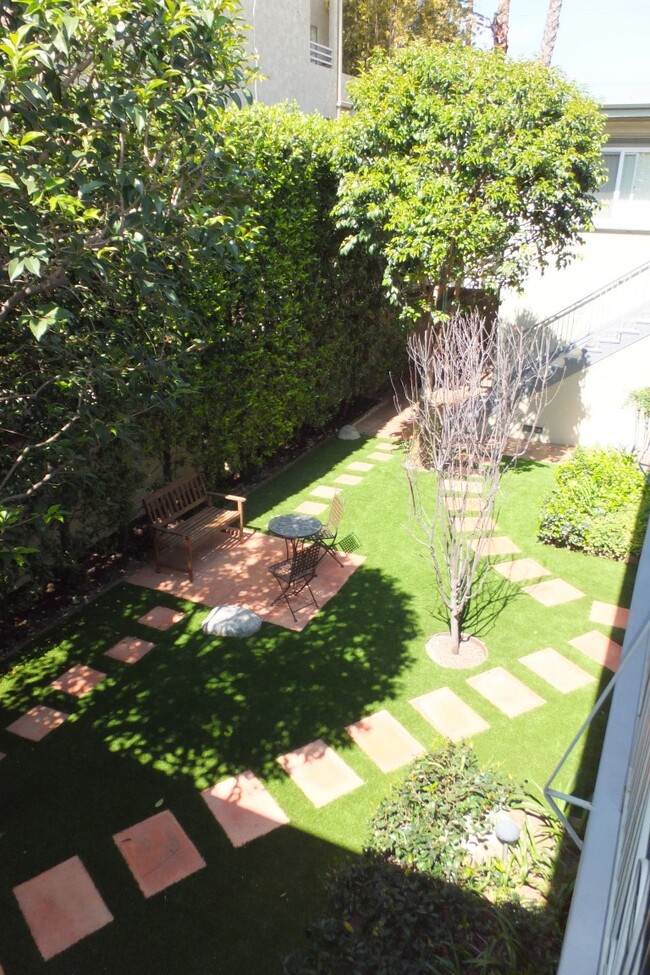 Landscaped Courtyard - 15032 Moorpark St