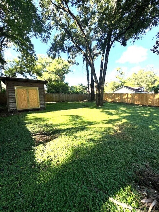 Building Photo - Beautiful 2/2 Bungalow in River Heights!