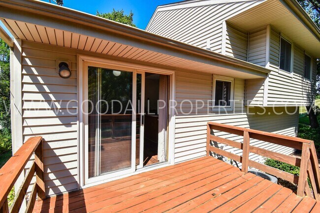 Building Photo - 3 Bedroom, 1.5 Bath Home in West Des Moines