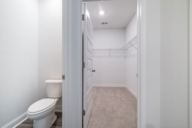 Building Photo - Beautiful 4 bedroom, 2 bathroom home locat...