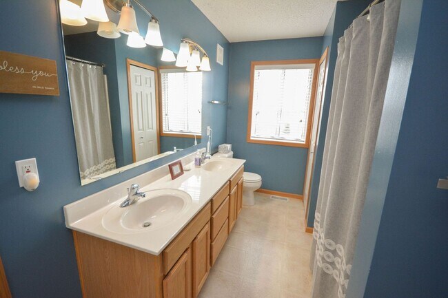 Building Photo - Beautiful Boulder Ridge end unit townhome w/upgrades throughout!