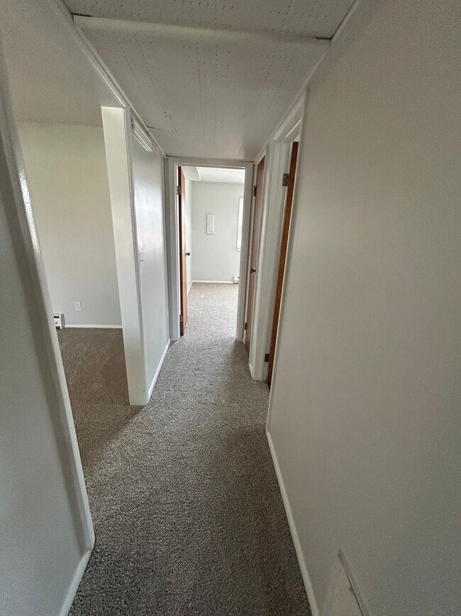 Building Photo - 2 bed 1 bath townhome located in Speedway