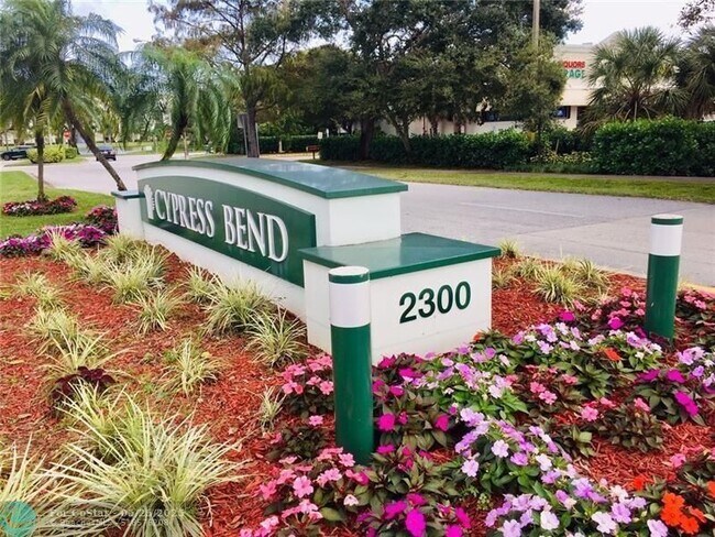Building Photo - 2112 S Cypress Bend Dr