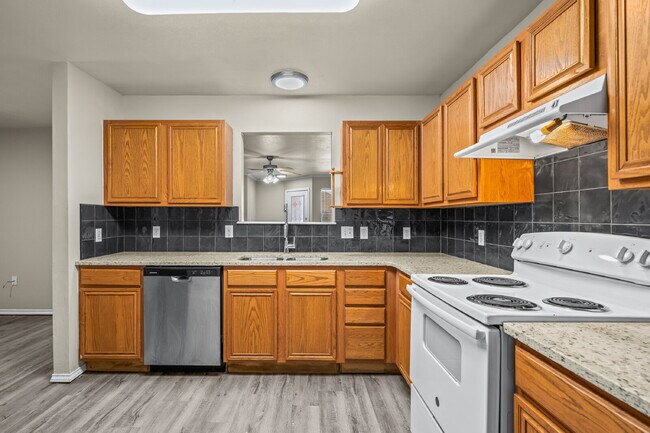 Building Photo - Spacious 3-Bed, 3-Bath Duplex – Awaits!