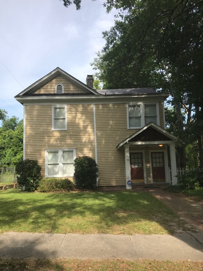 Building Photo - 821 Heidt St