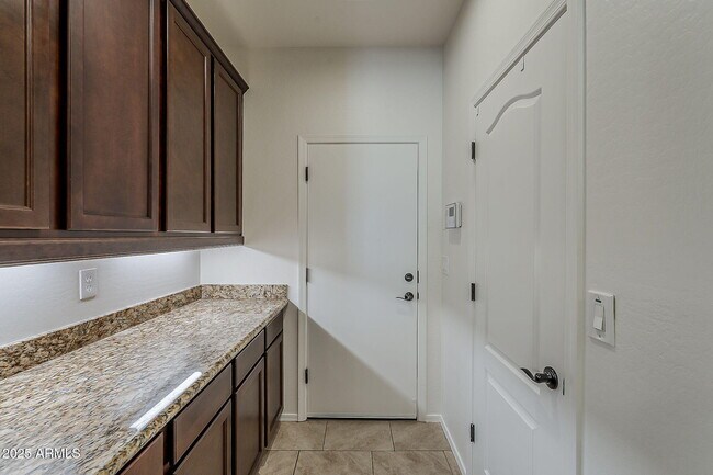 Building Photo - 2008 E Stacey Rd