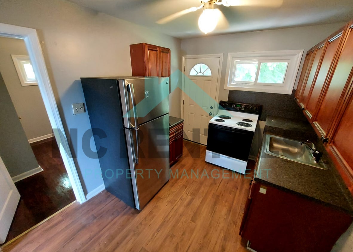 Anyone looking for a 2 bedroom 2 bath apartment in downtown Greensboro?  It's 1008 sq ft, $1602 per month, pet friendly (1 pet limit) and it's  available now. We are offering 1/2, image size:1182x844