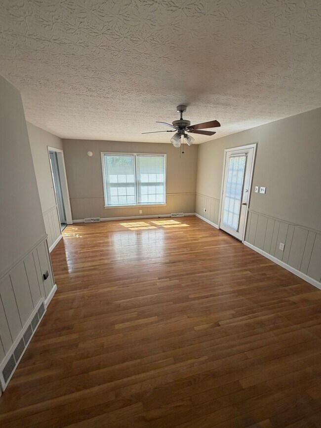 Building Photo - 3 Bedroom 3 Bathroom For Rent