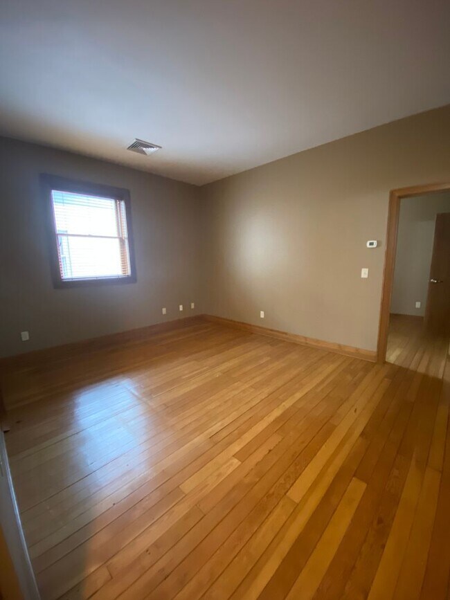 Building Photo - One Bedroom Apartment