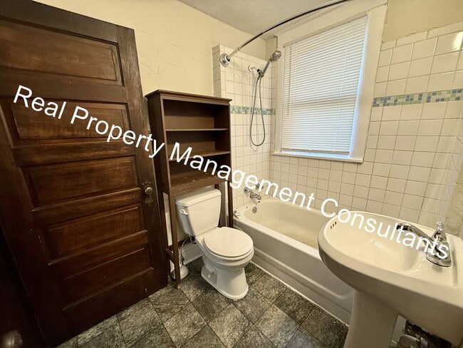 Building Photo - Beautiful Historic 2 bedroom Duplex