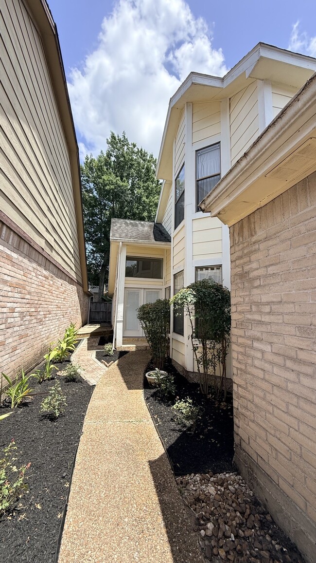 Building Photo - 1208 Normans Woods St