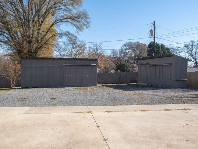 Building Photo - Unique Live/Work Opportunity With Large Fenced Yard Plus Outdoor Storage