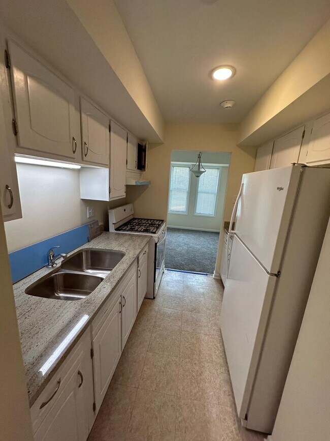 Building Photo - 2216 Country Club Dr