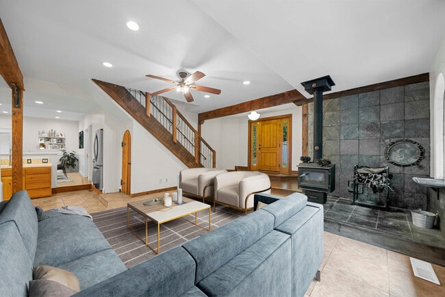 Building Photo - 975 Logan Creek Rd