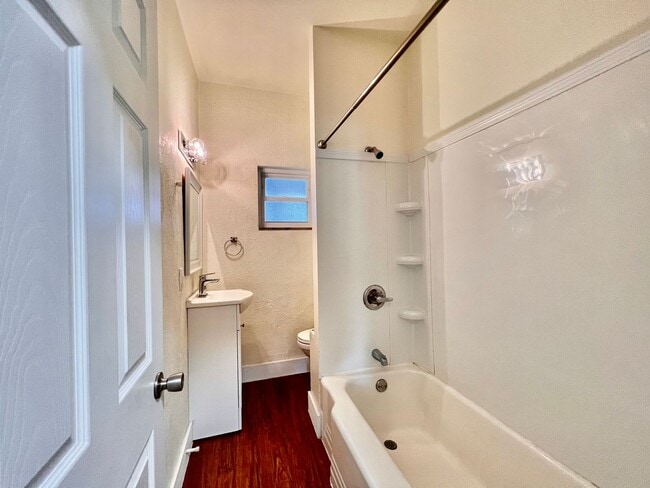 Building Photo - Spacious 1BR apartment with office/ 2nd bedroom.