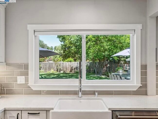 Building Photo - 161 Maiden Ln